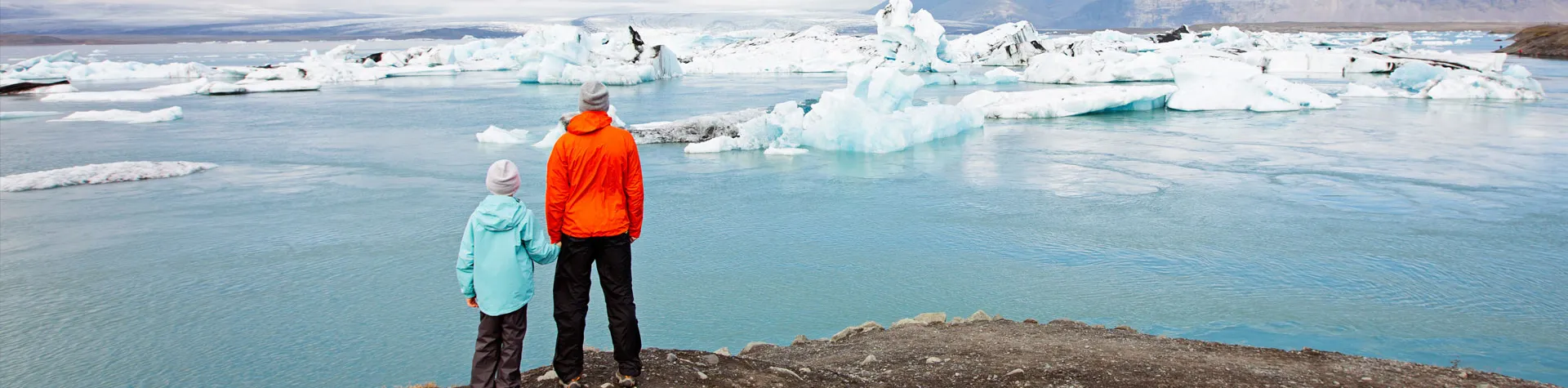 Familj betraktar Islands glacier.