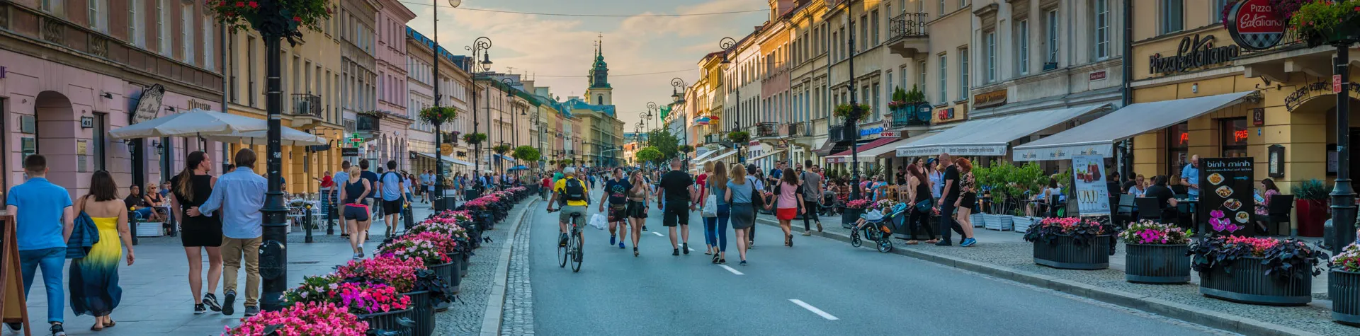 Populära gågatan Krakowskie Przedmieście i Warszawa.