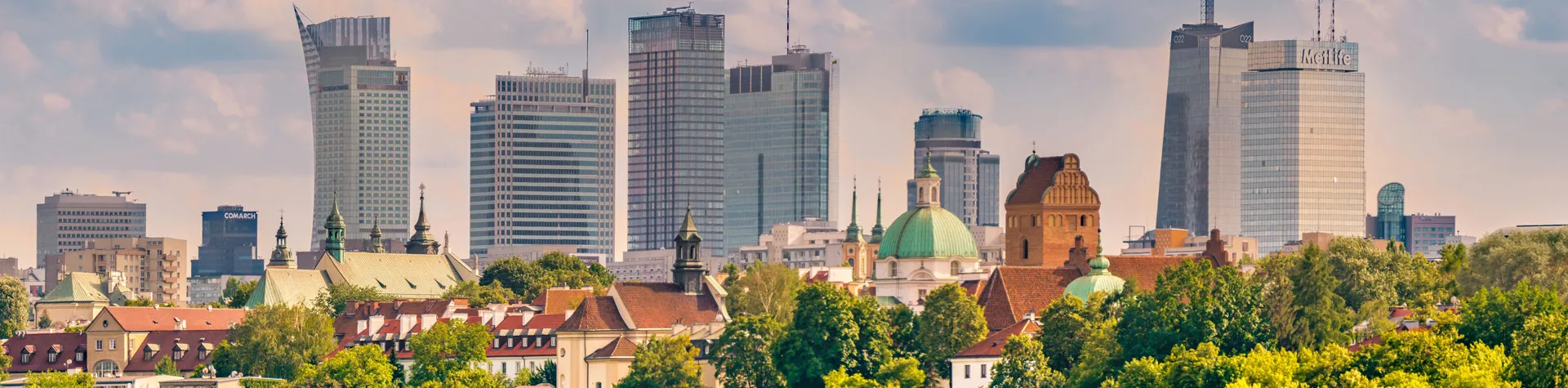 Warszawas skyline med historiska och moderna byggnader, sett från Gamla stan.