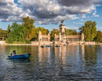 Båttur i Retiro sjön i Madrid.