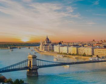 Budapest vid solnedgången, med Kedjebron och ungerska parlamentet längs Donau.