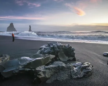 Svarta sandstranden Reynisfjara, Island.