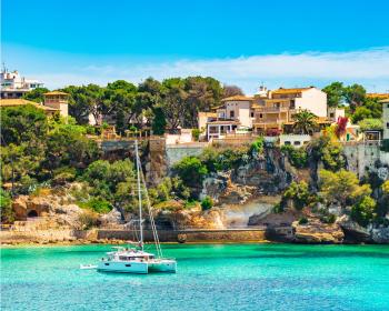 Catamarantur runt Mallorcas kustlinje.