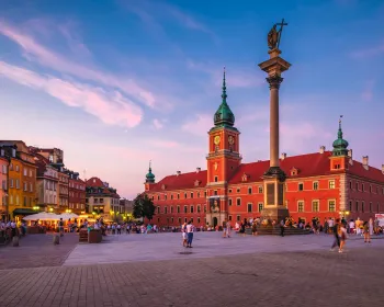 Slottsplatsen (Plac Zamkowy) i Warszawa, med det Kungliga slottet i bakgrunden.