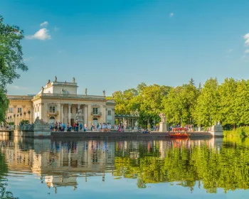 Palatset på vattnet i Łazienki-parken i Warszawa.