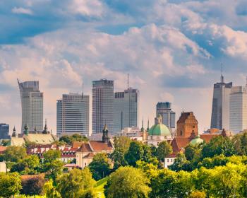 Warszawas skyline med historiska och moderna byggnader, sett från Gamla stan.