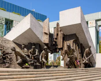 Monumentet för Warszawaupproret, en hyllning till hjältarna från upproret 1944 i Warszawa.