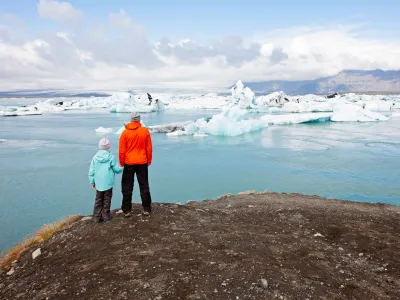 Familj betraktar Islands glacier.